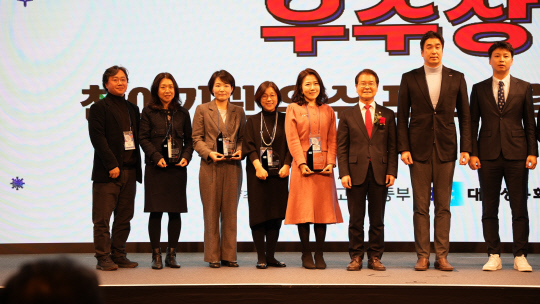 2023 미래내일 일경험 컨퍼런스에서 일경험 프로그램부문 우수상을 받은 이문숙 아르케 대표가 6일 이정식 고용노동부장관과 기념촬영을 하고 있다.